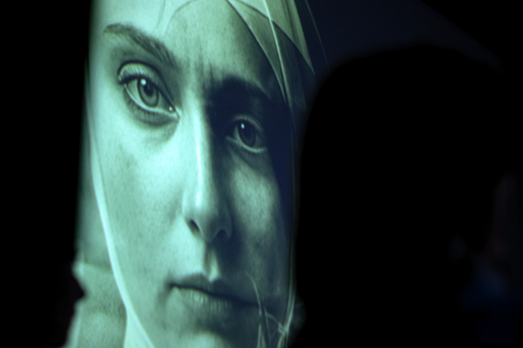 Primo piano proiettato del volto di una suora, fotografia di scena